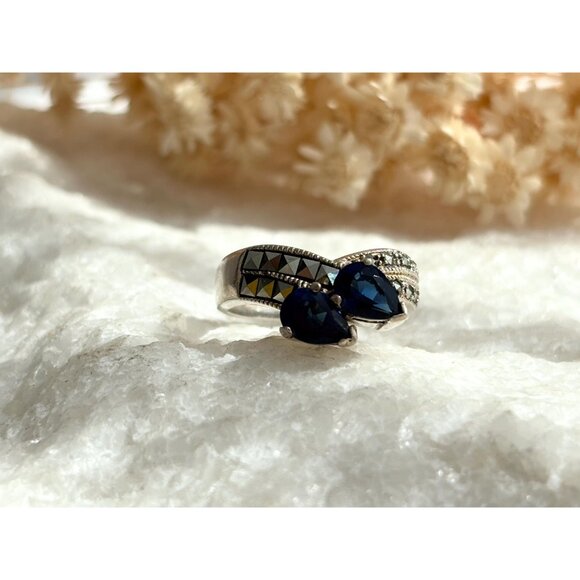 Blue Sapphire & Marcasite Accented 925 Sterling Silver Vintage Ring - sz 6.75 - Picture 10 of 13